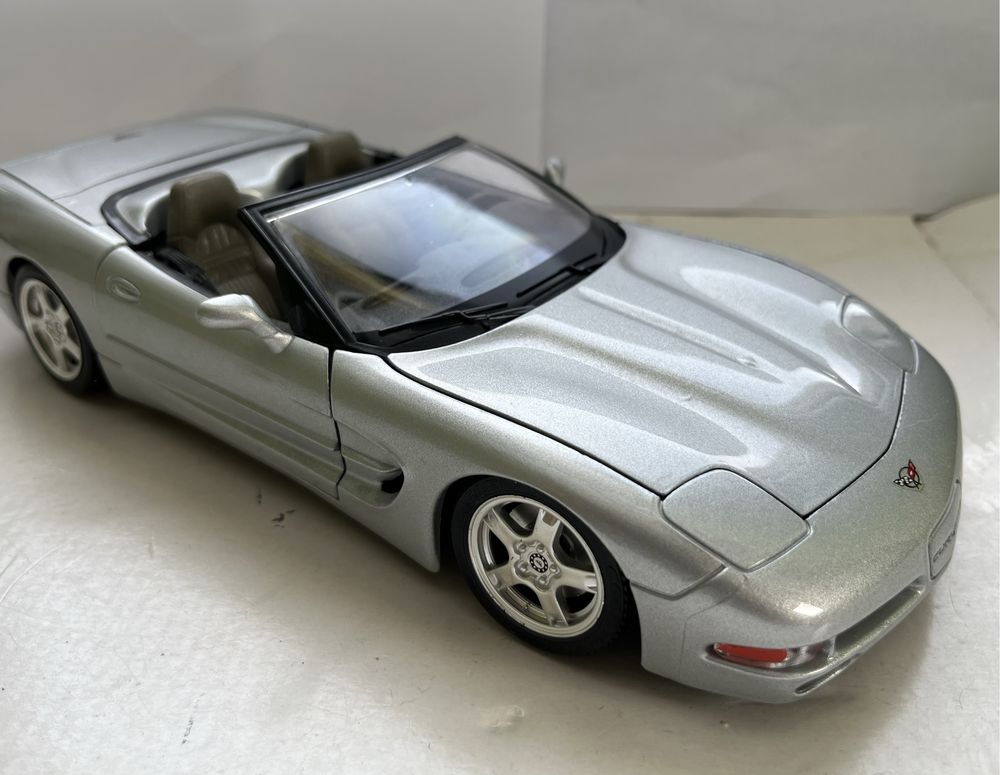 Model samochodu w skali 1:18 Chevrolet Corvette C5 Bburago Burago