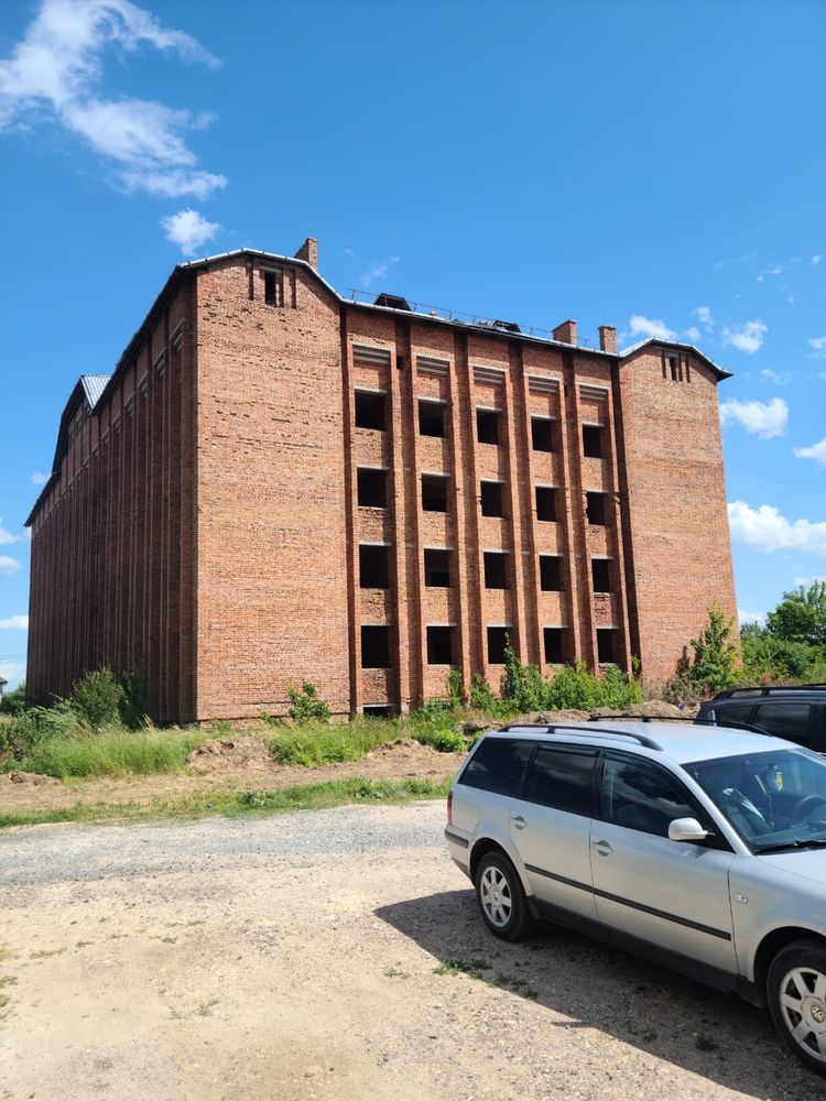 Ділянка з будівлею