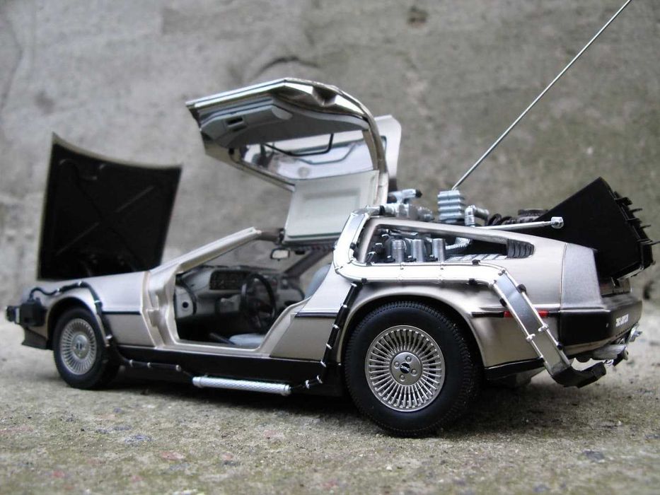 DeLorean DMC Назад в будущееь 1:18