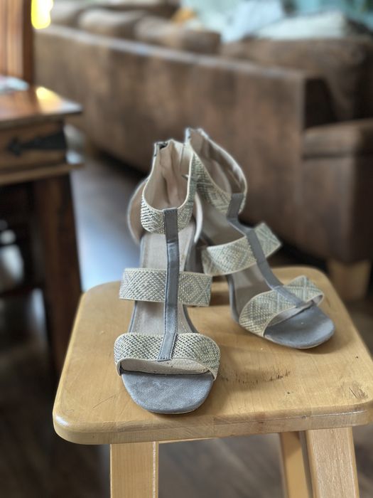 Szare sandały na słupku