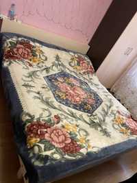 двуспальная кровать с матрасом