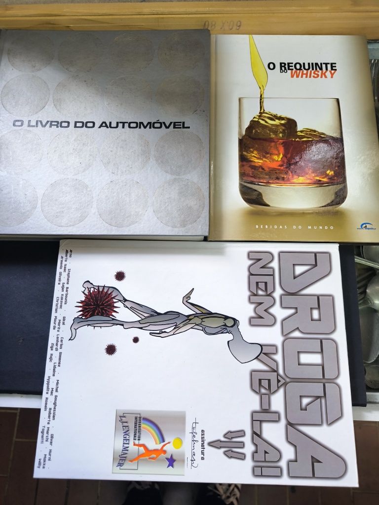 Livro diverso automóvel, whisky e drogas. 
O requinte