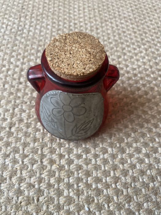 Frascos antigos de vidro com tampa de cortiça e estanho