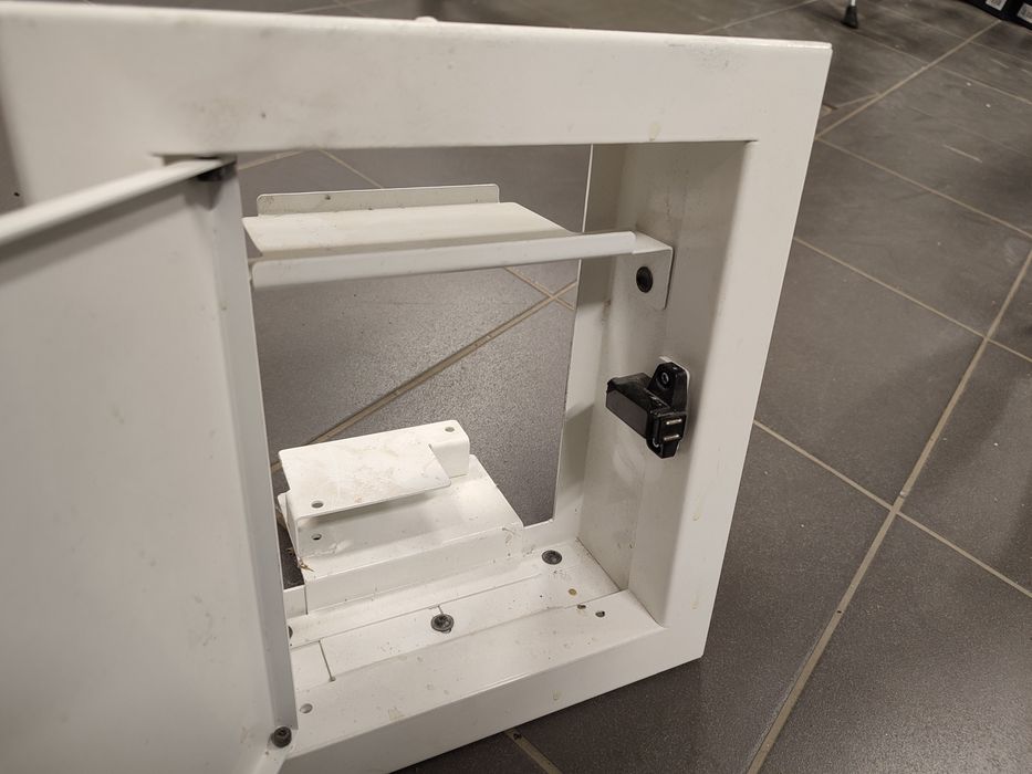 Drzwiczki rewizyjne metalowe