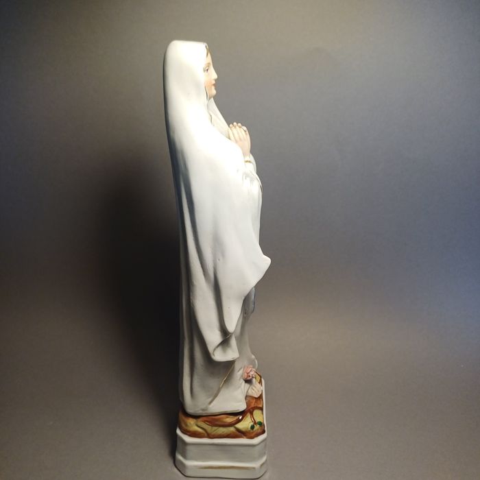 Figurka biskwit Matki Bożej z Lourdes.