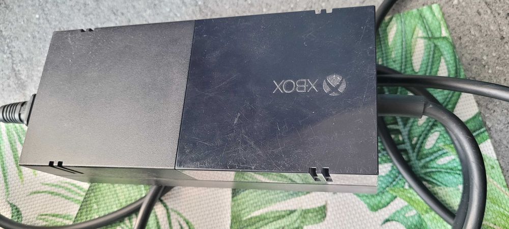 Niesprawny zasilacz do xbox one. Nie włącza konsoli.