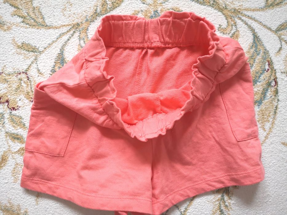 Dziewczęce krótkie spodenki: rozm.128 brzoskwiniowe