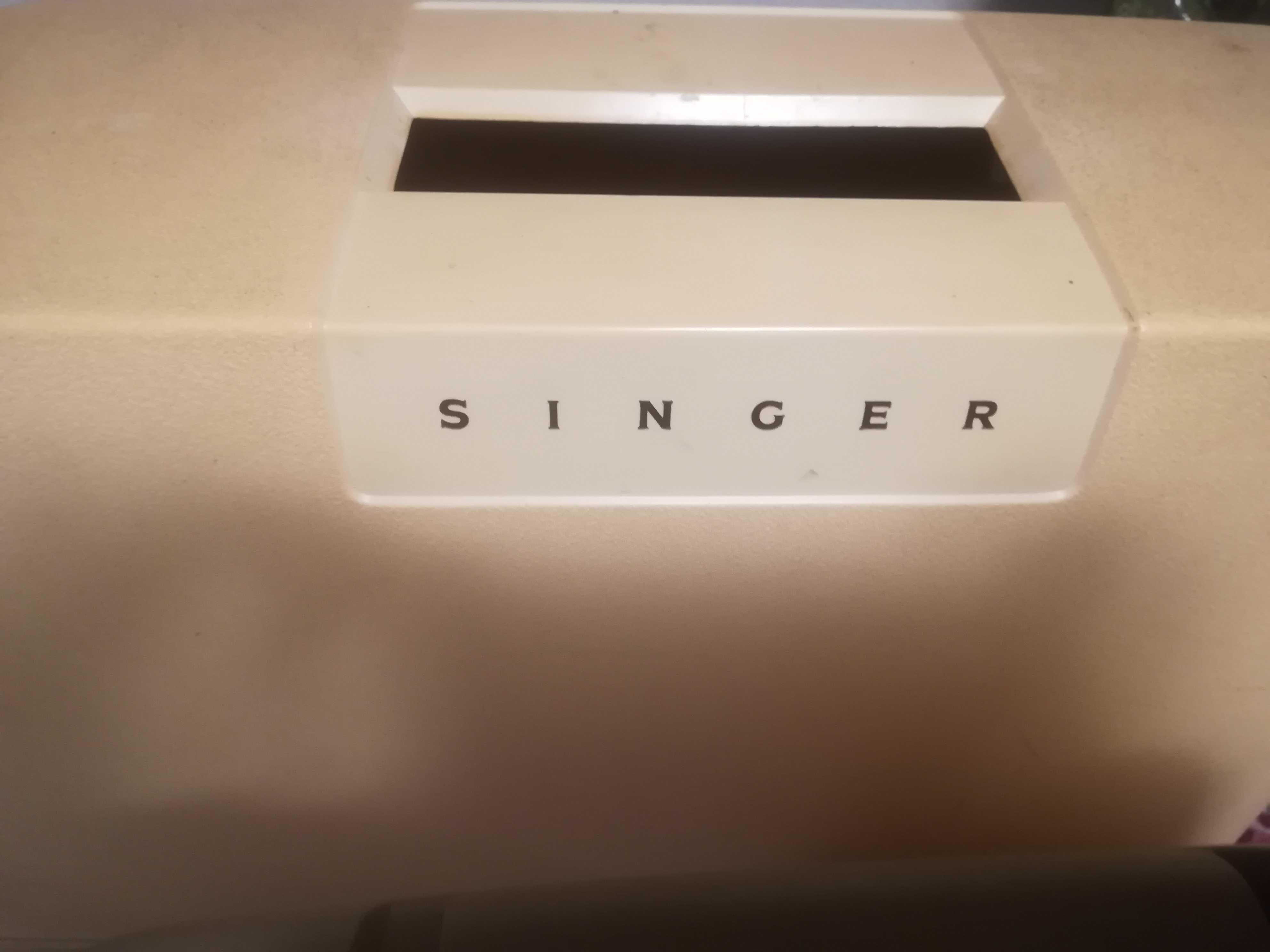 Vendo máquina de costura marca Singer