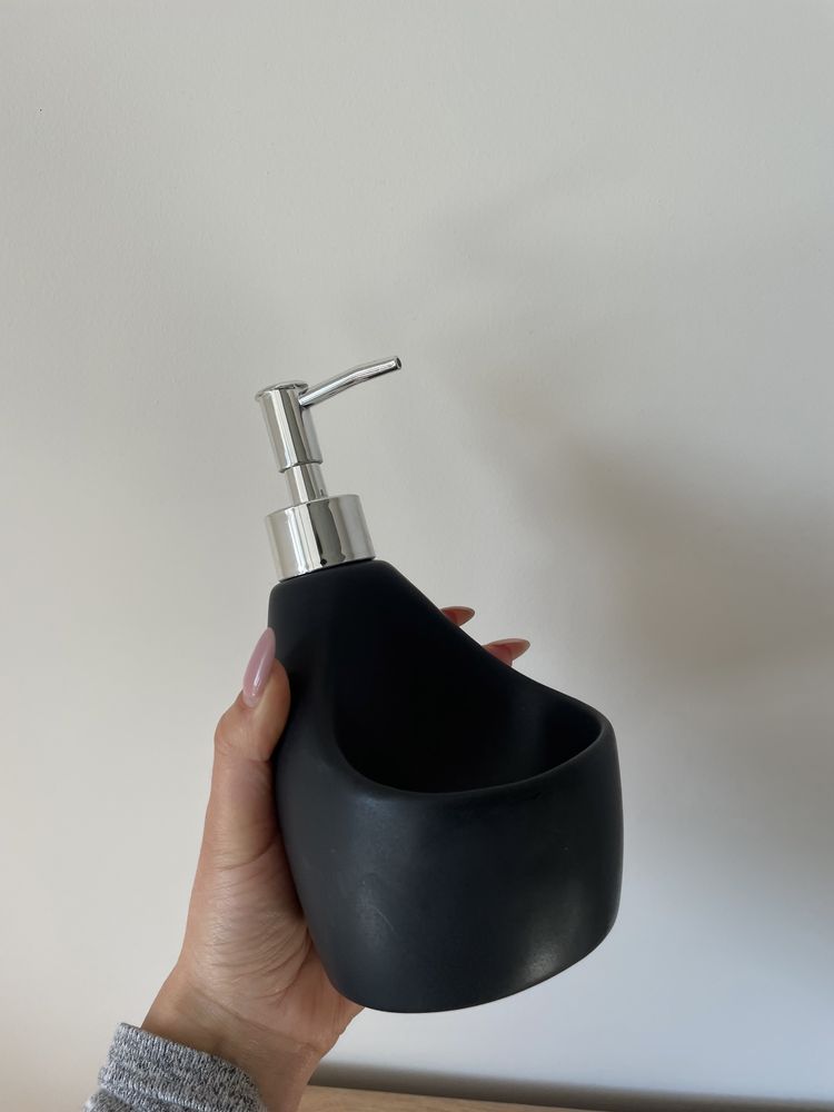 Чорний дозатор для миючого з місцем для губки