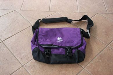 torba na ramię firmy Invicta fioletowo-czarno-szara
