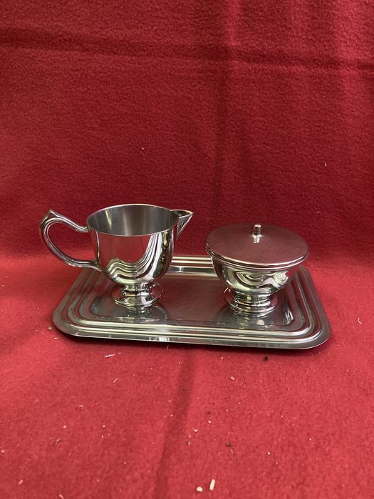 Acucareiro e leiteira em estanho macico, com taboleiro