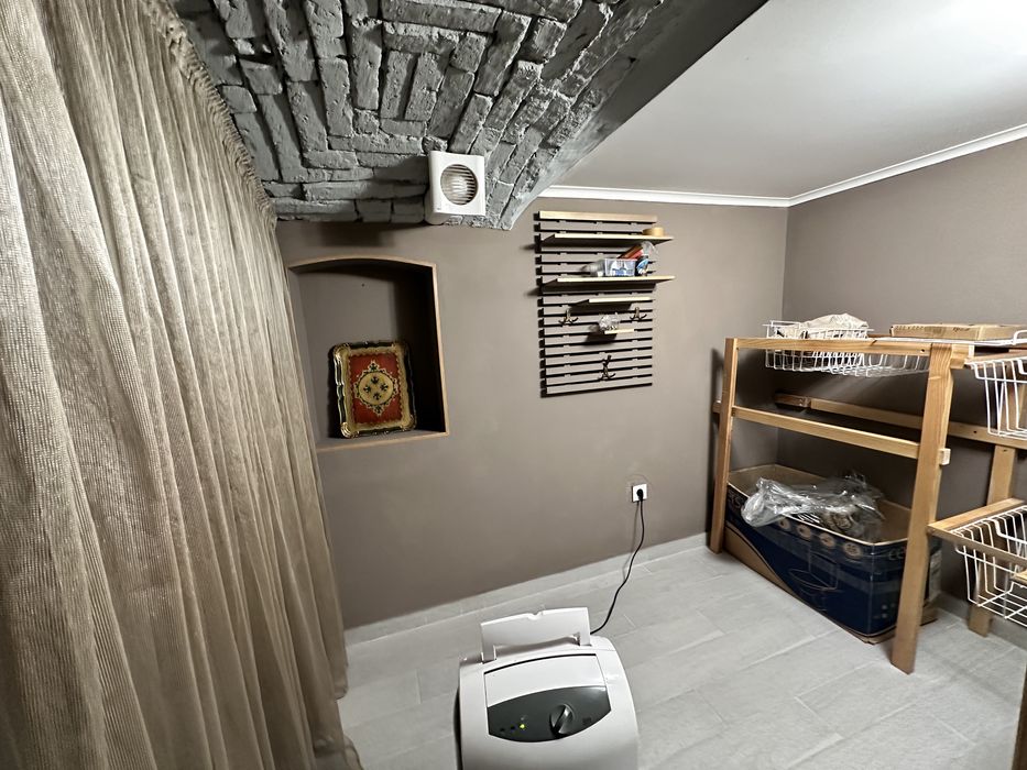 Продається двох кімнатна+ кухня студія+ підвал з Сауною і кімнатою