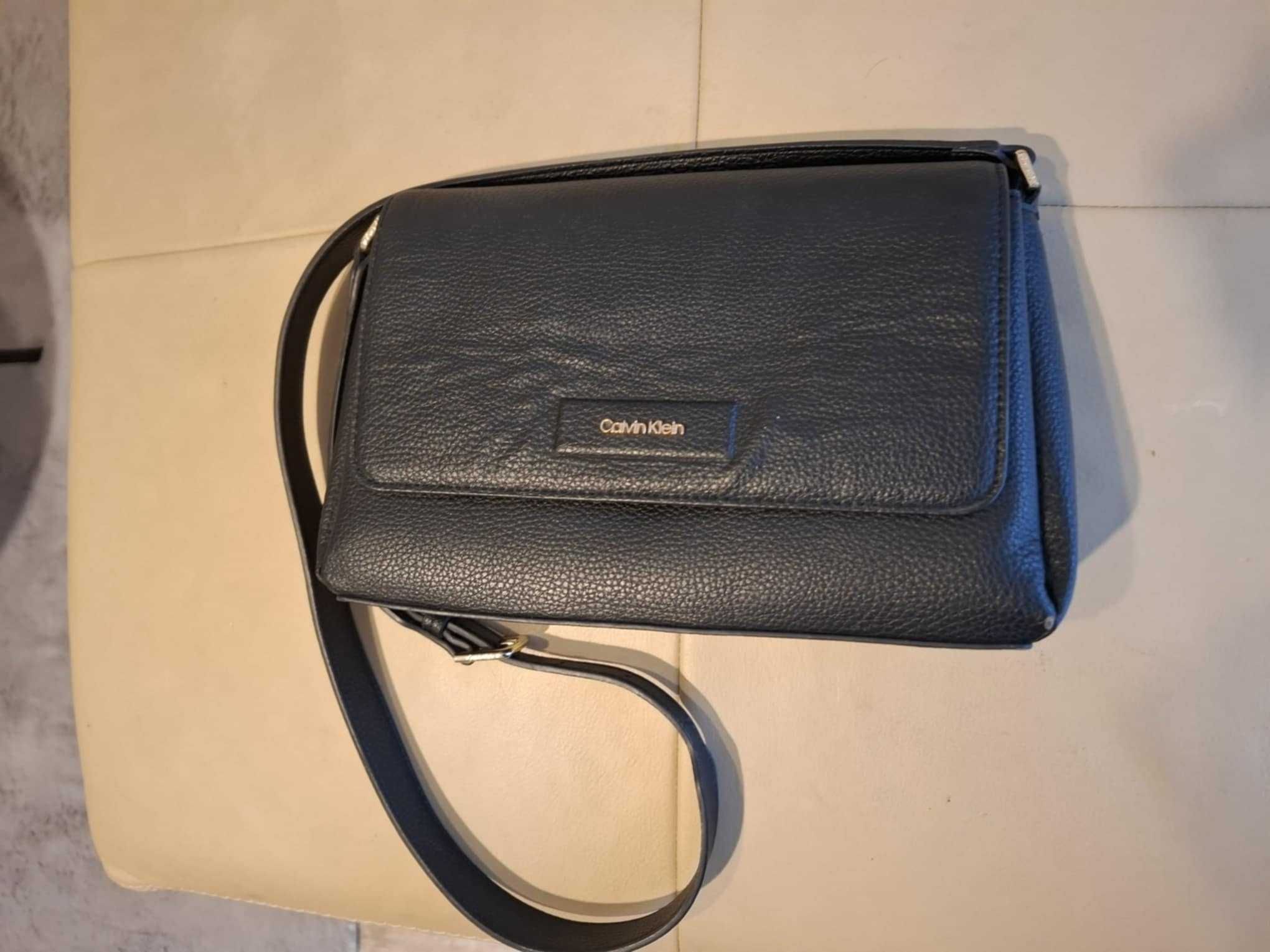 Torebka listonoszka Calvin Klein czarna