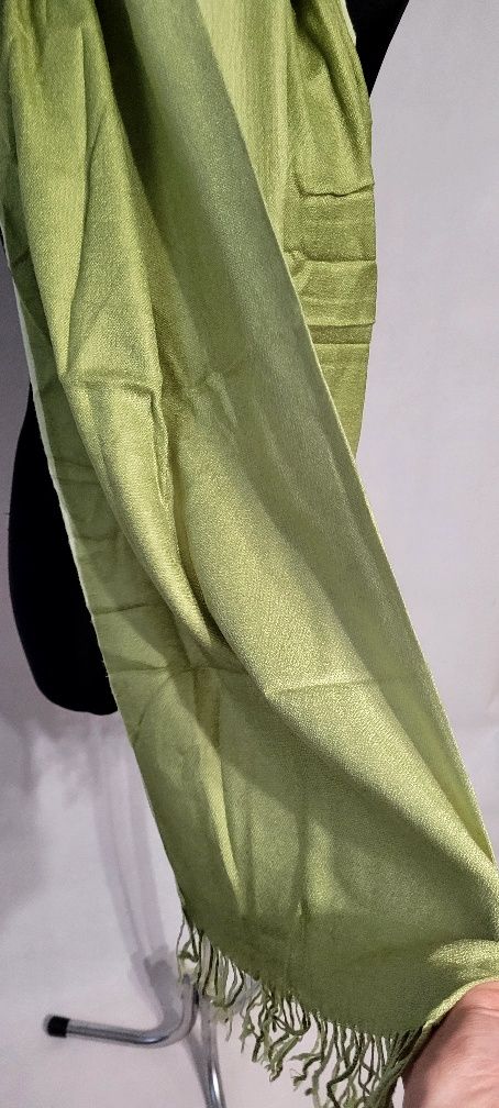 Sliczny jasno zielony szal apaszka 173/67cm