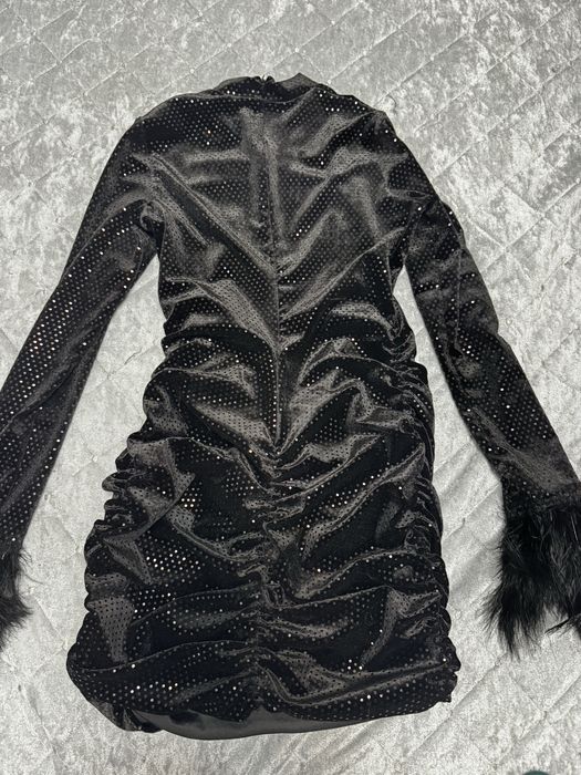 Эфектное платье с перьями