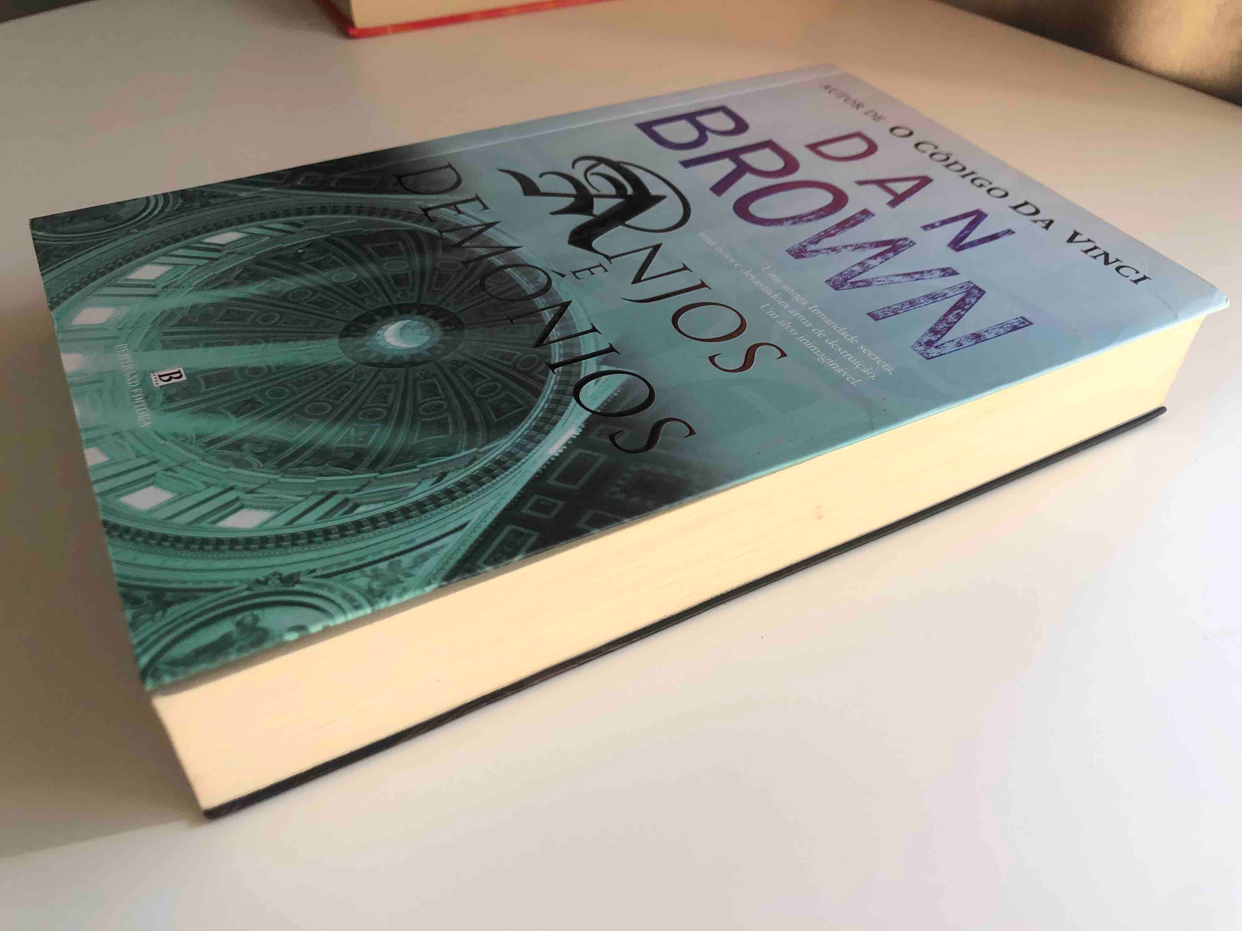 Livro "Anjos e Demónios" de Dan Brown (Portes Grátis)