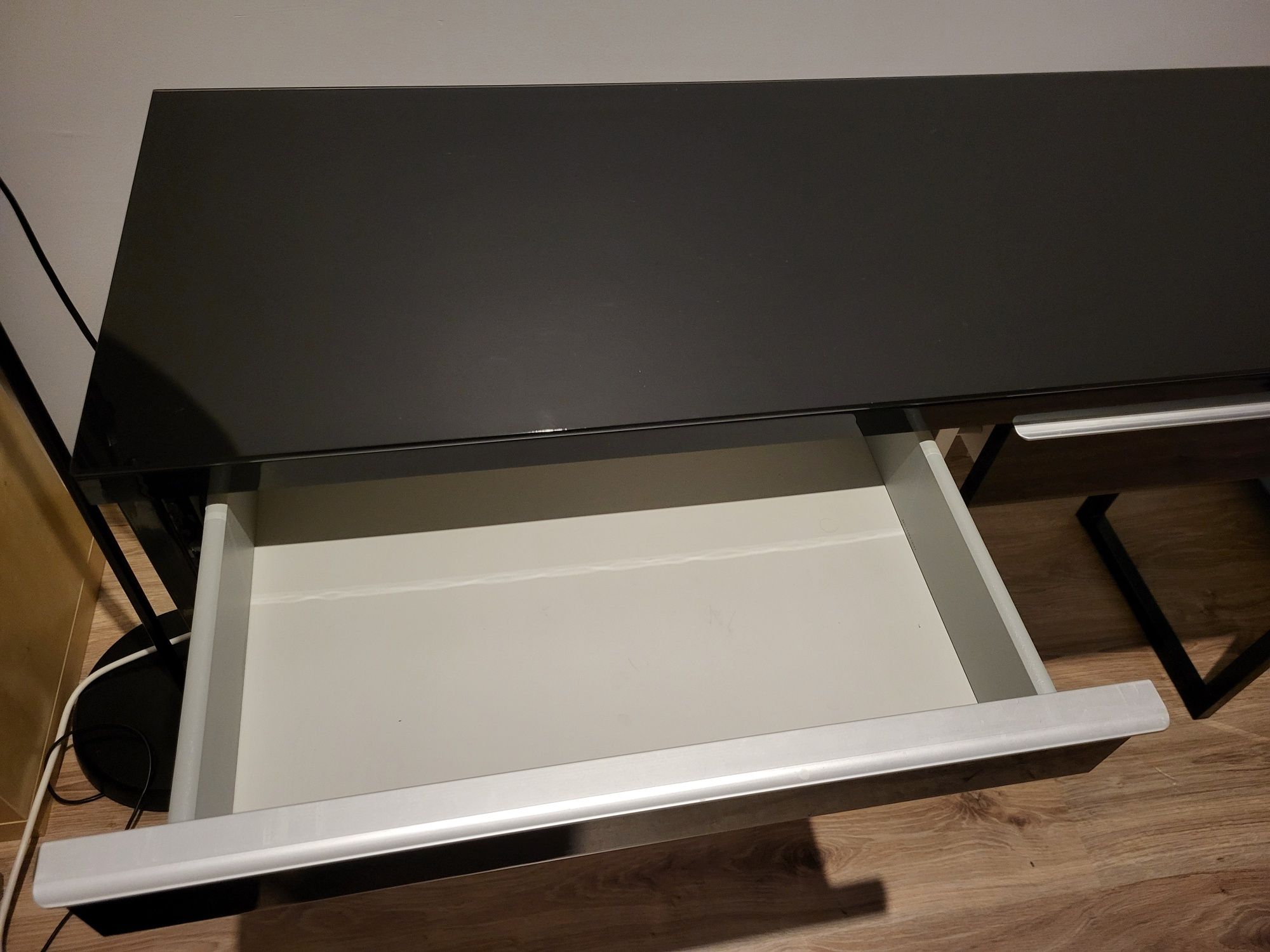 Biurko, toaletka, stolik, Ikea BESTA BURS, czarne szklany blat, elegan
