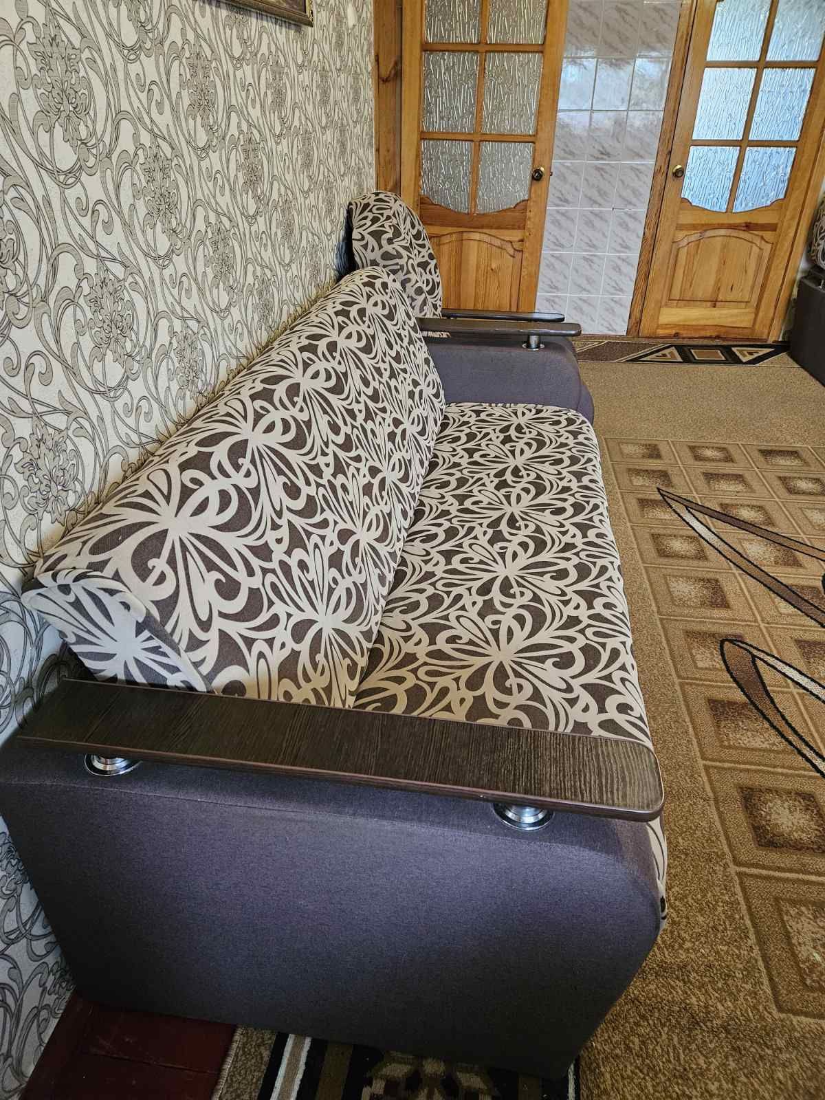 М'ягкий диван і два кресла
