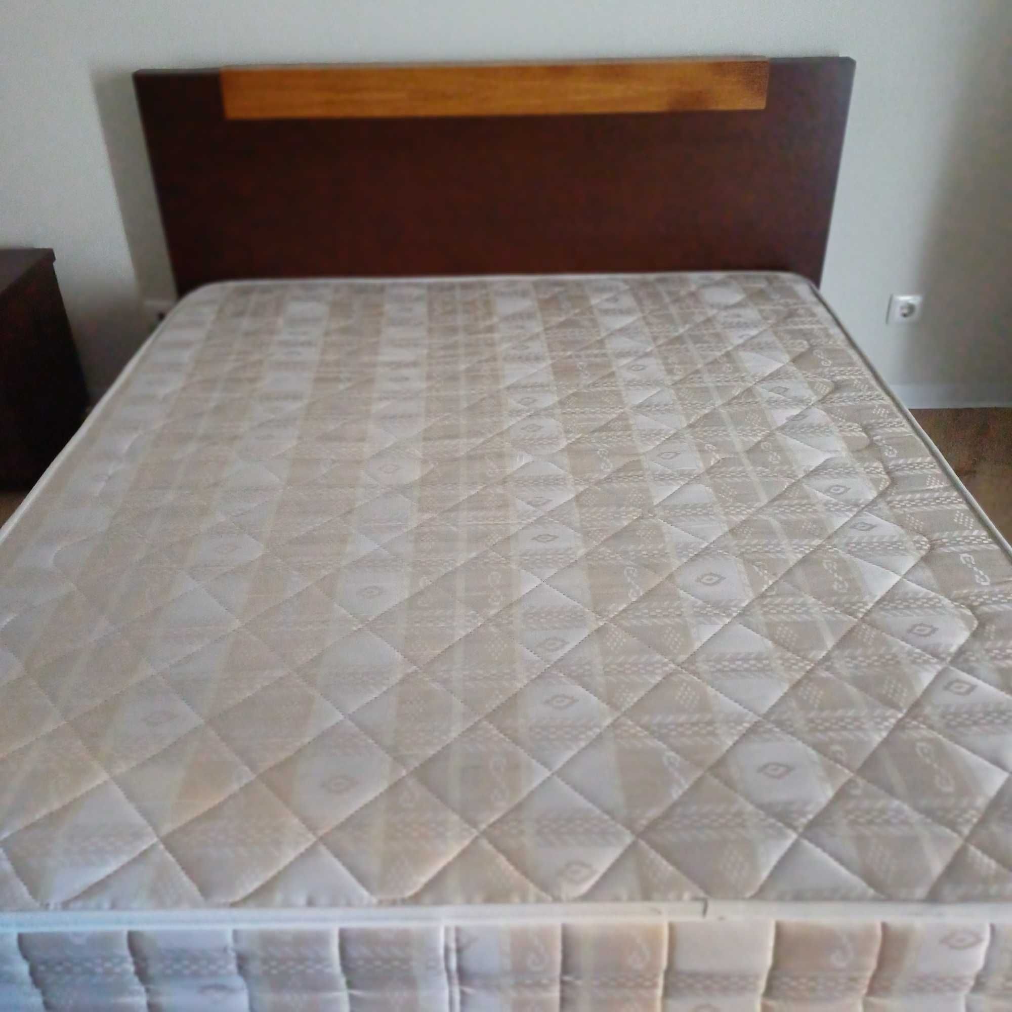 Cama de casal com colchão