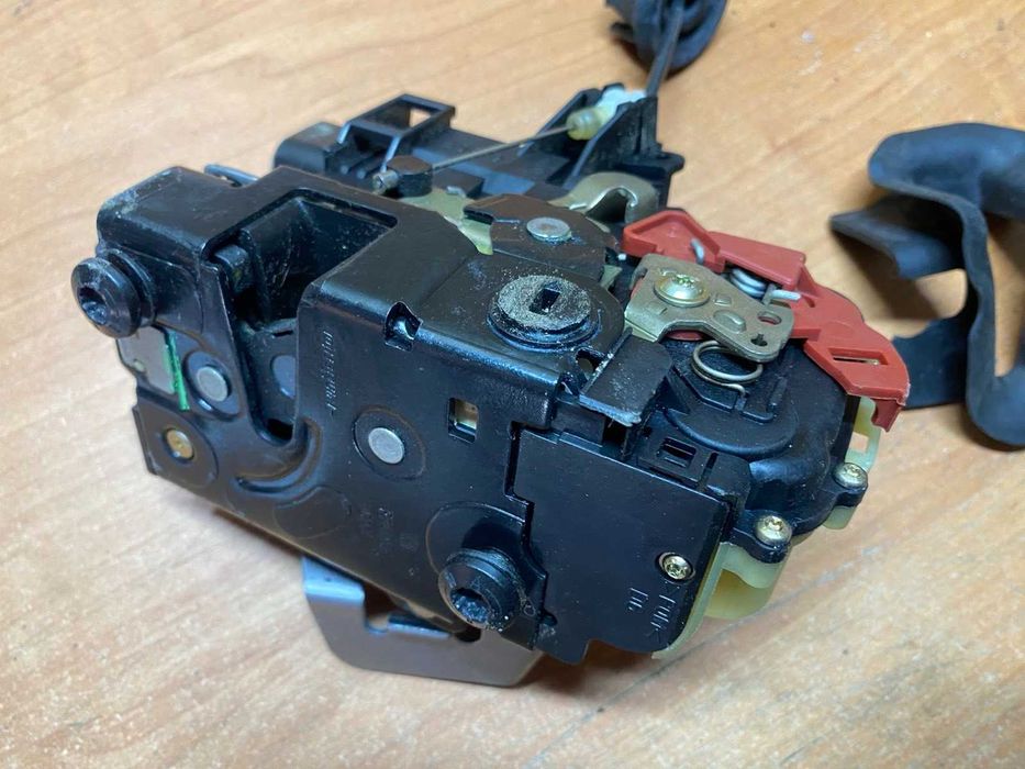 задній правий замок механізм дверей Ауді А4 Б6