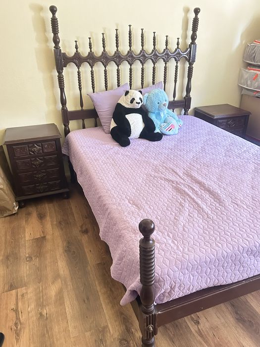 Mobilia de quarto de casal (estrutura, colchão e 2 mesas cabeceira)
