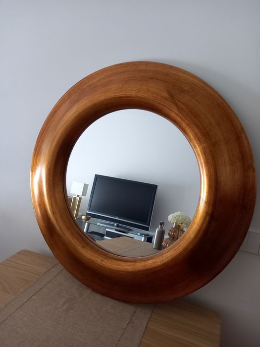 Espelho com moldura de madeira