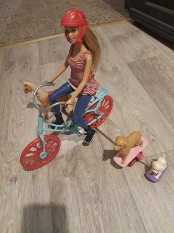 Lalka barbie na rowerze