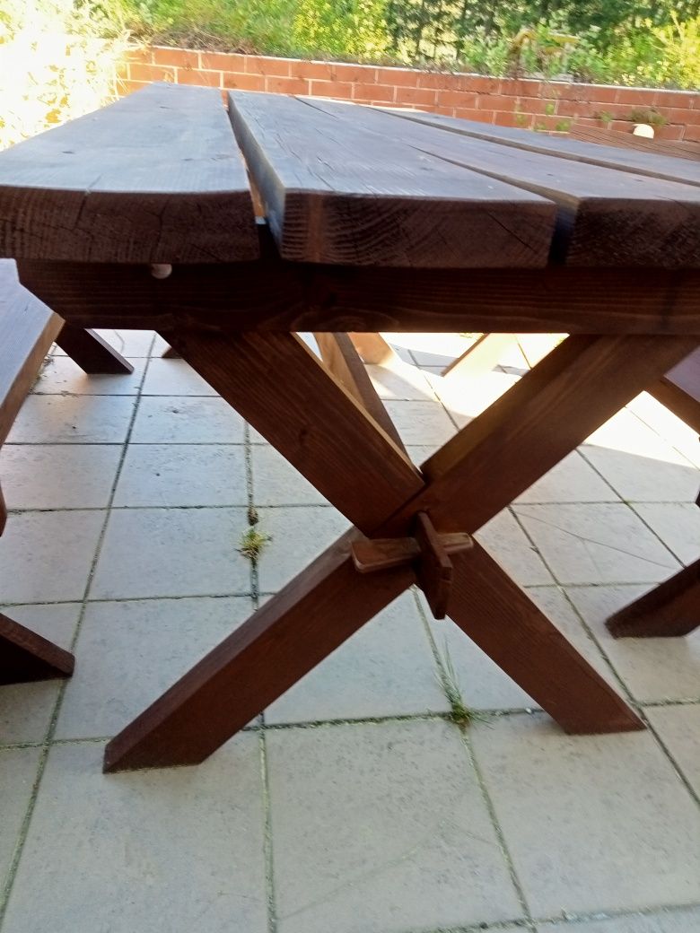 Stół ogrodowy i 2 ławki