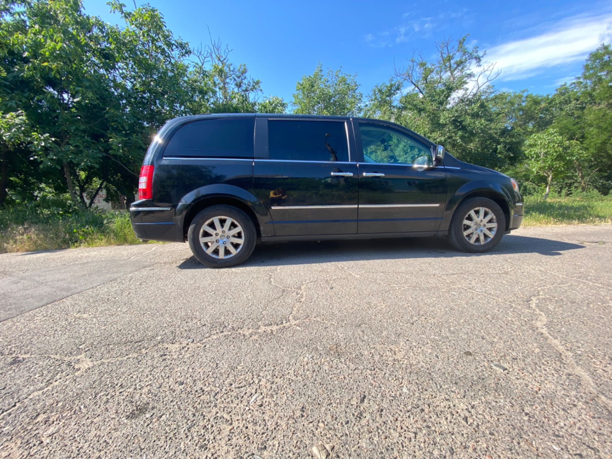 Легковая машина на 7 мест Chrysler voyager