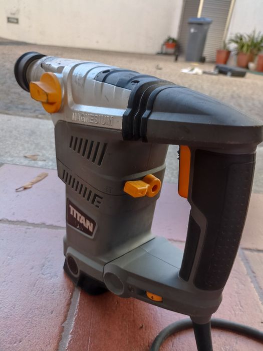 Máquina de Furar/Demolir TITAN TTB653SDS I
