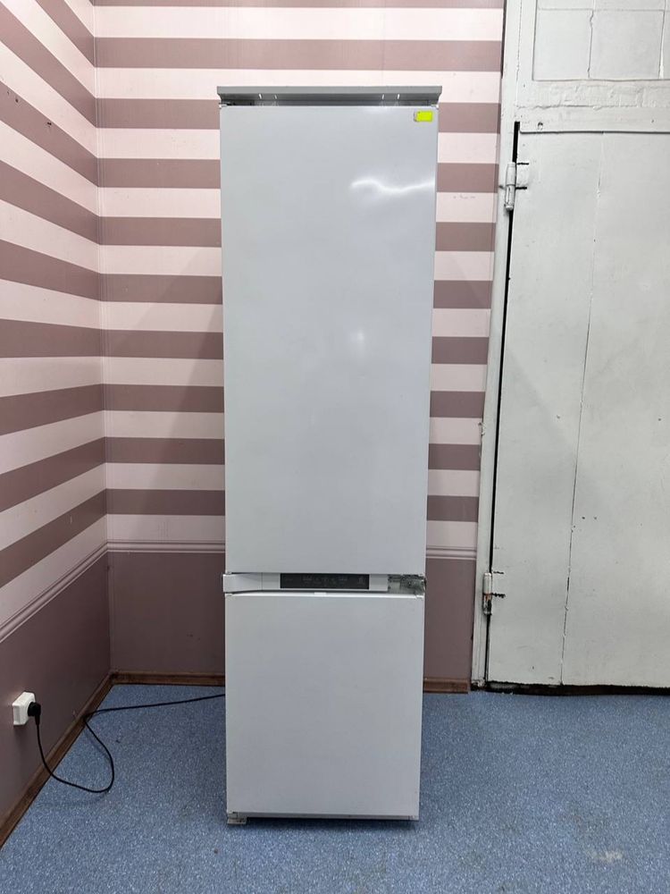Холодильник вбудований WHIRLPOOL в гарному стані No Frost А+ 330л