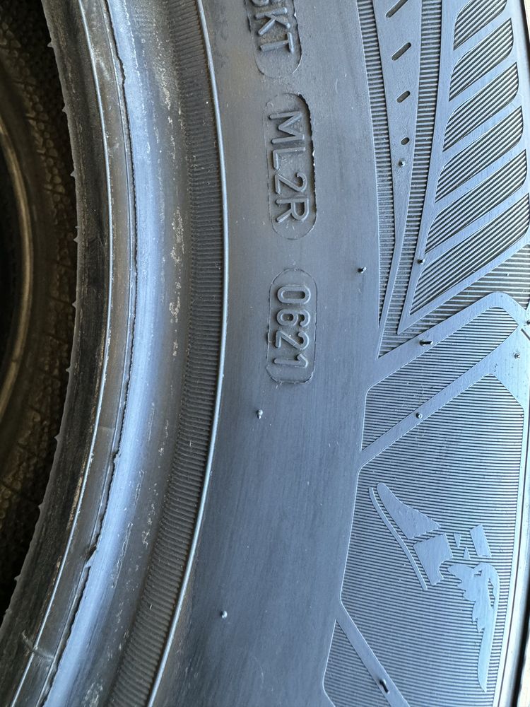 215/60R17 100V goodyear vector 4 season