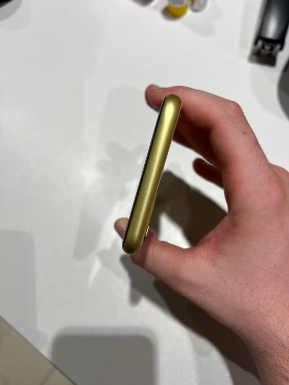 Iphone 11 на 128gb жовтого кольору (два чохли у подарунок)