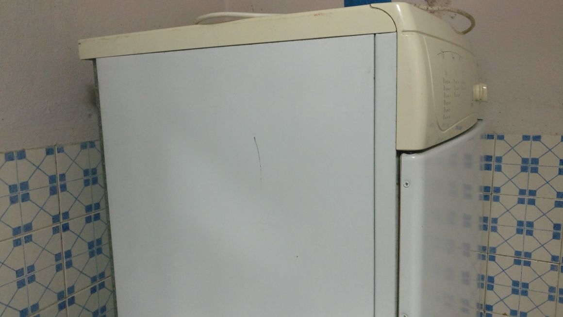 Máquina secar indesit