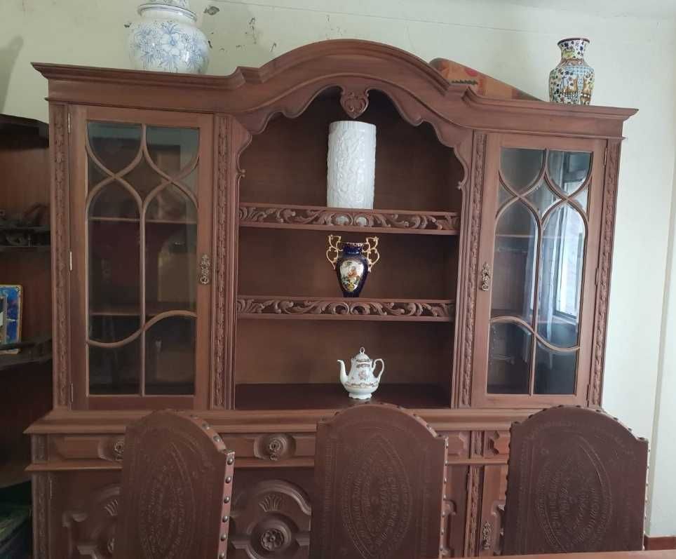 Móvel e mesa de jantar com cadeiras