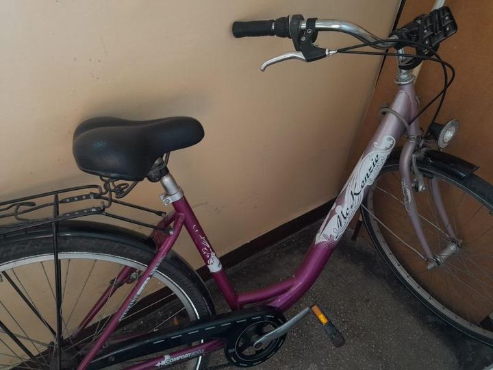 Rower damka w kolorze różowym