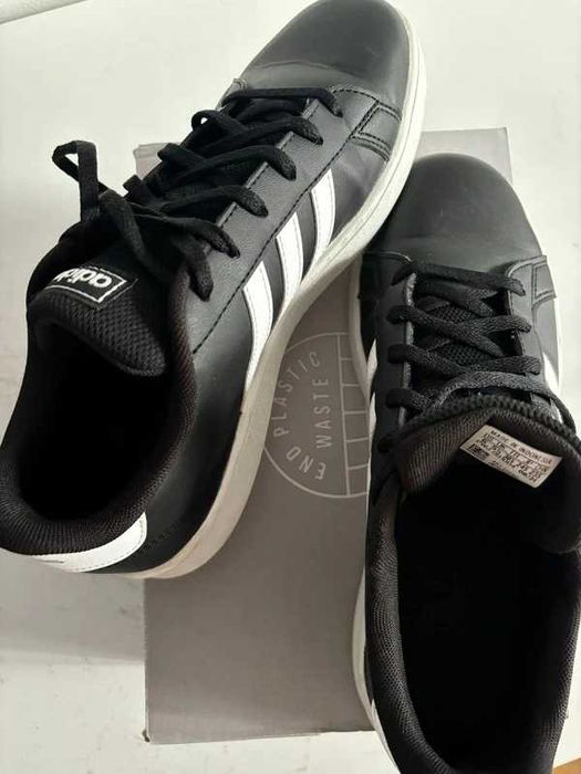 Tenis Adidas Preto e Branco