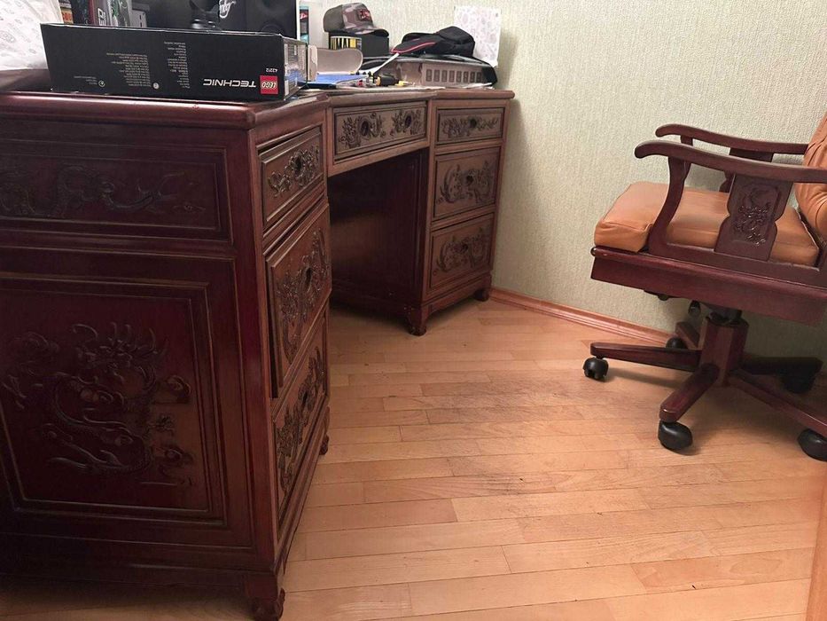 Комплект меблів для кабінету: стіл+крісло+шафа.