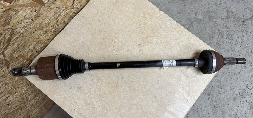 Tesla Model Y піввісь задня