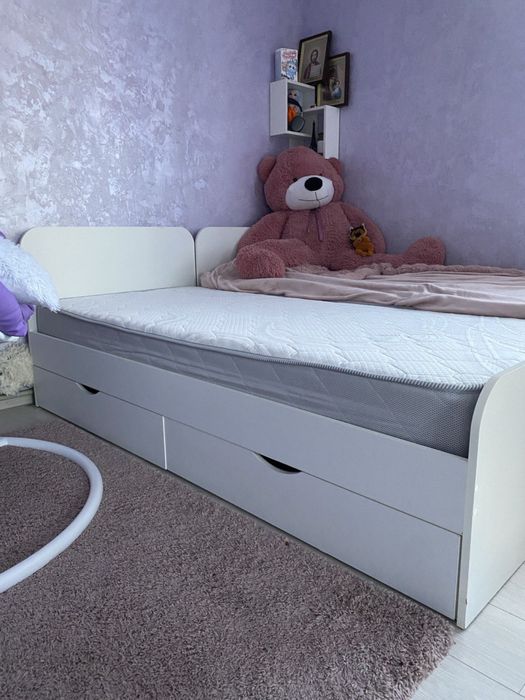 Продам ліжко, стіл, стула, туалетний столик