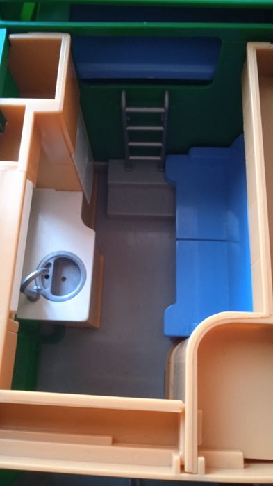 Дома на колесах и автомобили марки Мерседес.