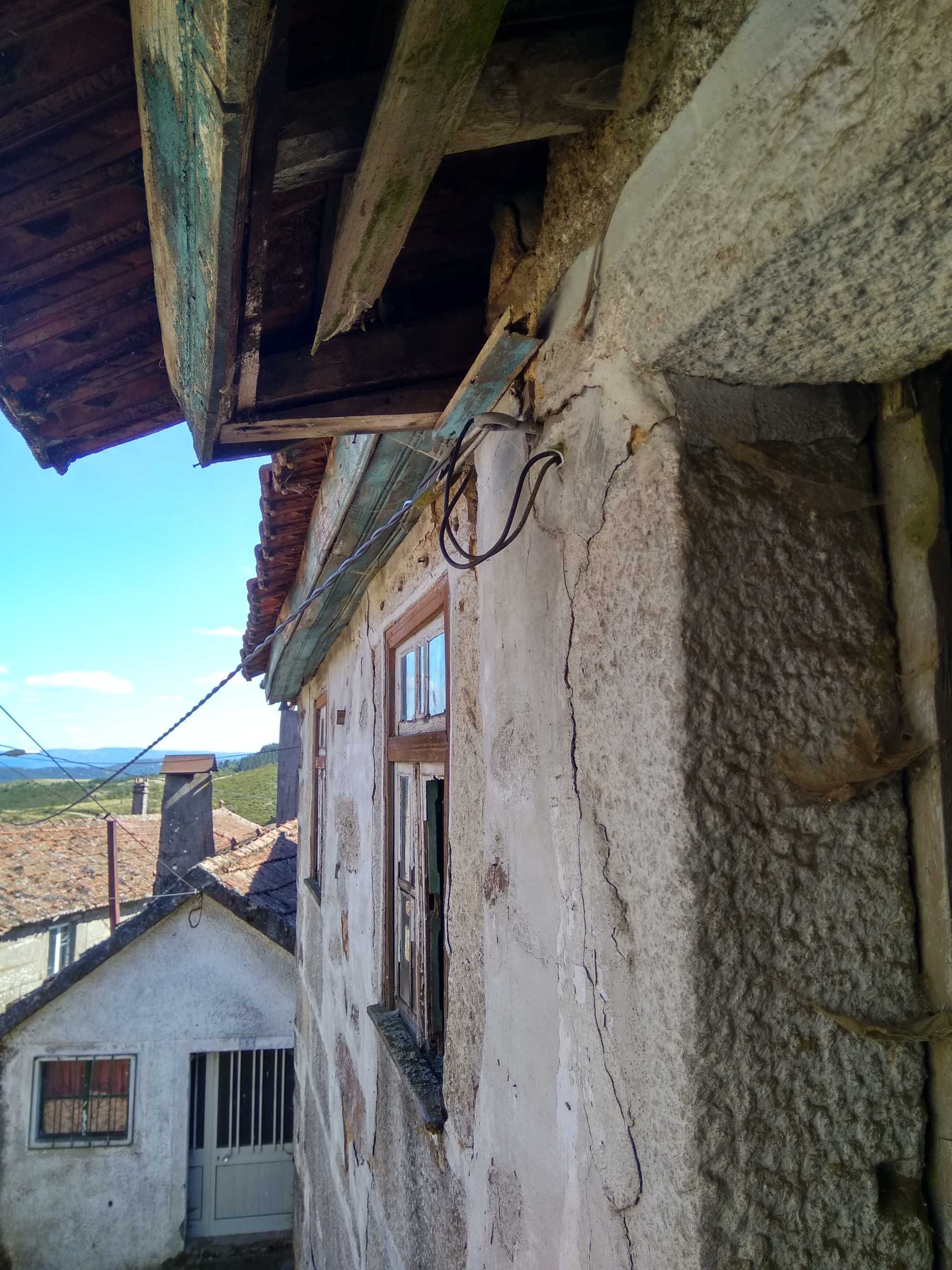 Troco por algo Casa rústica  em pedra para restaurar com 5 Terrenos