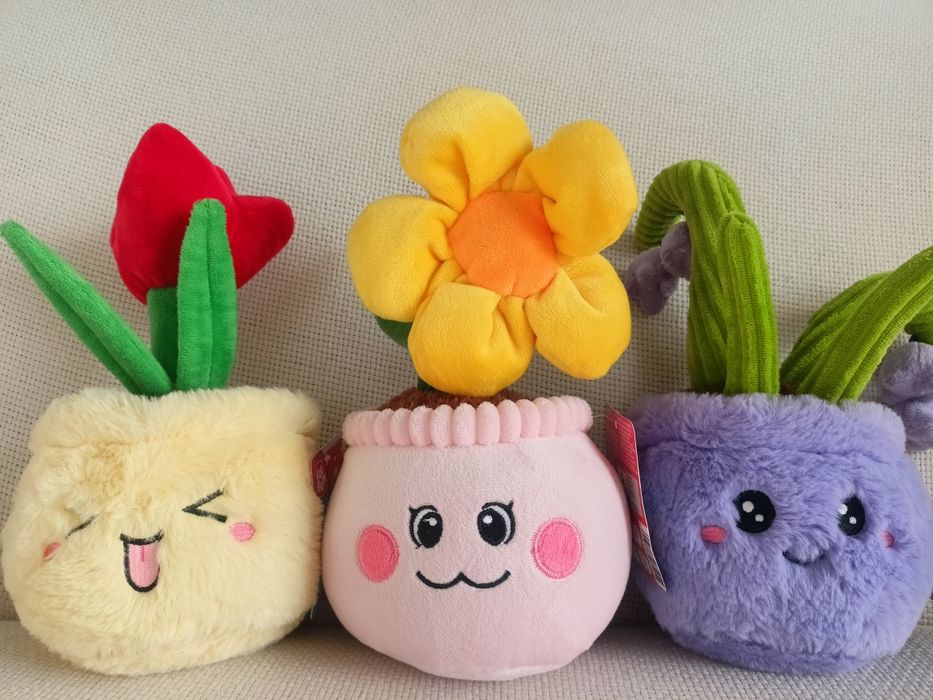 Nowy pluszak kwiat w fioletowej doniczce