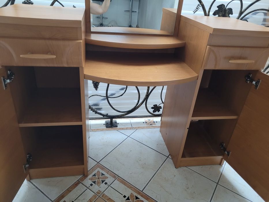 Toaletka  z lustrem  komoda szafka