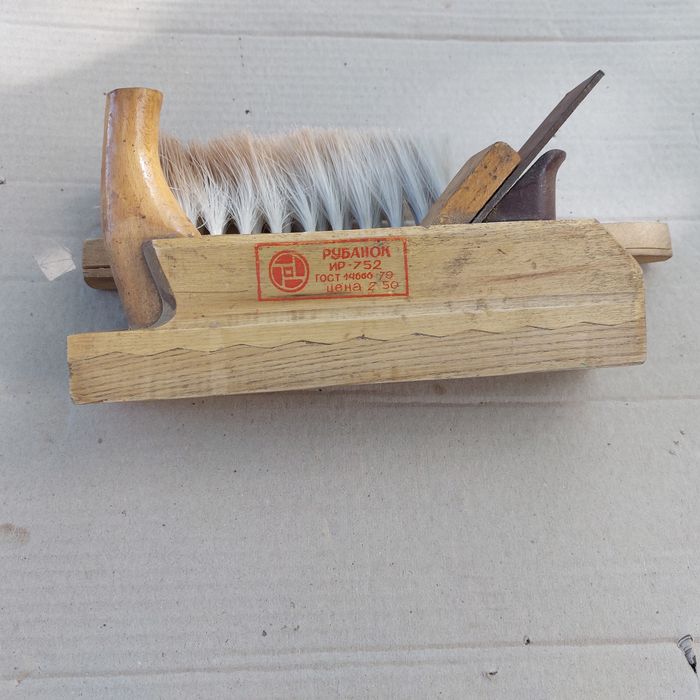 Рубанок дерев'яний для стругання дерева.