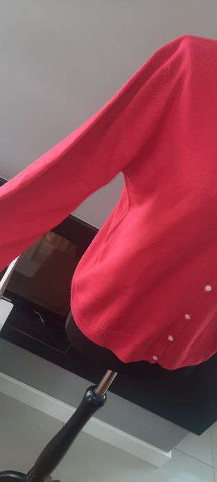 Sweter na guziki kardigan akryl wełna czerwony dekolt serek