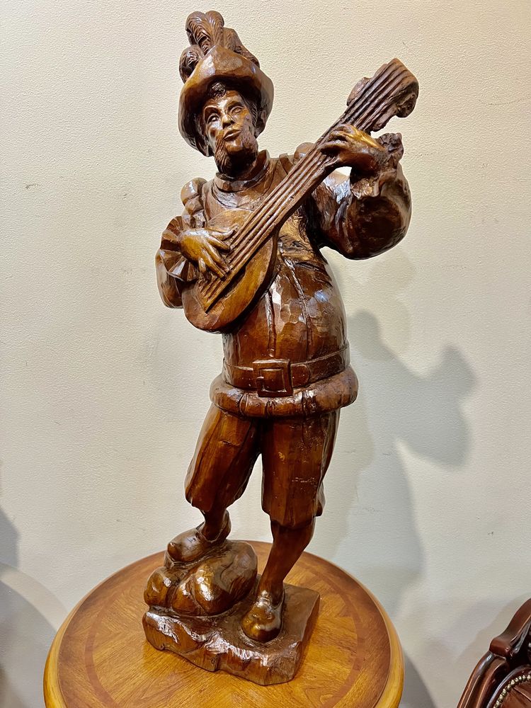 Деревянная фигура барда- менестреля-музыканта с лютней