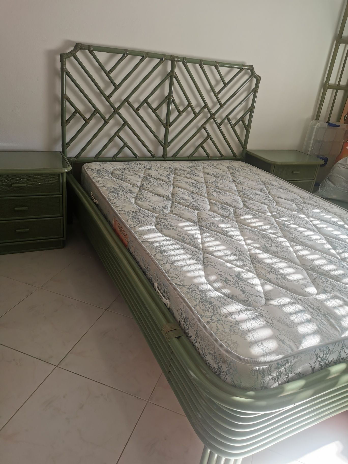 Cama casal bambu original e única+cabeceira+2 mesas cabeceira+estrado