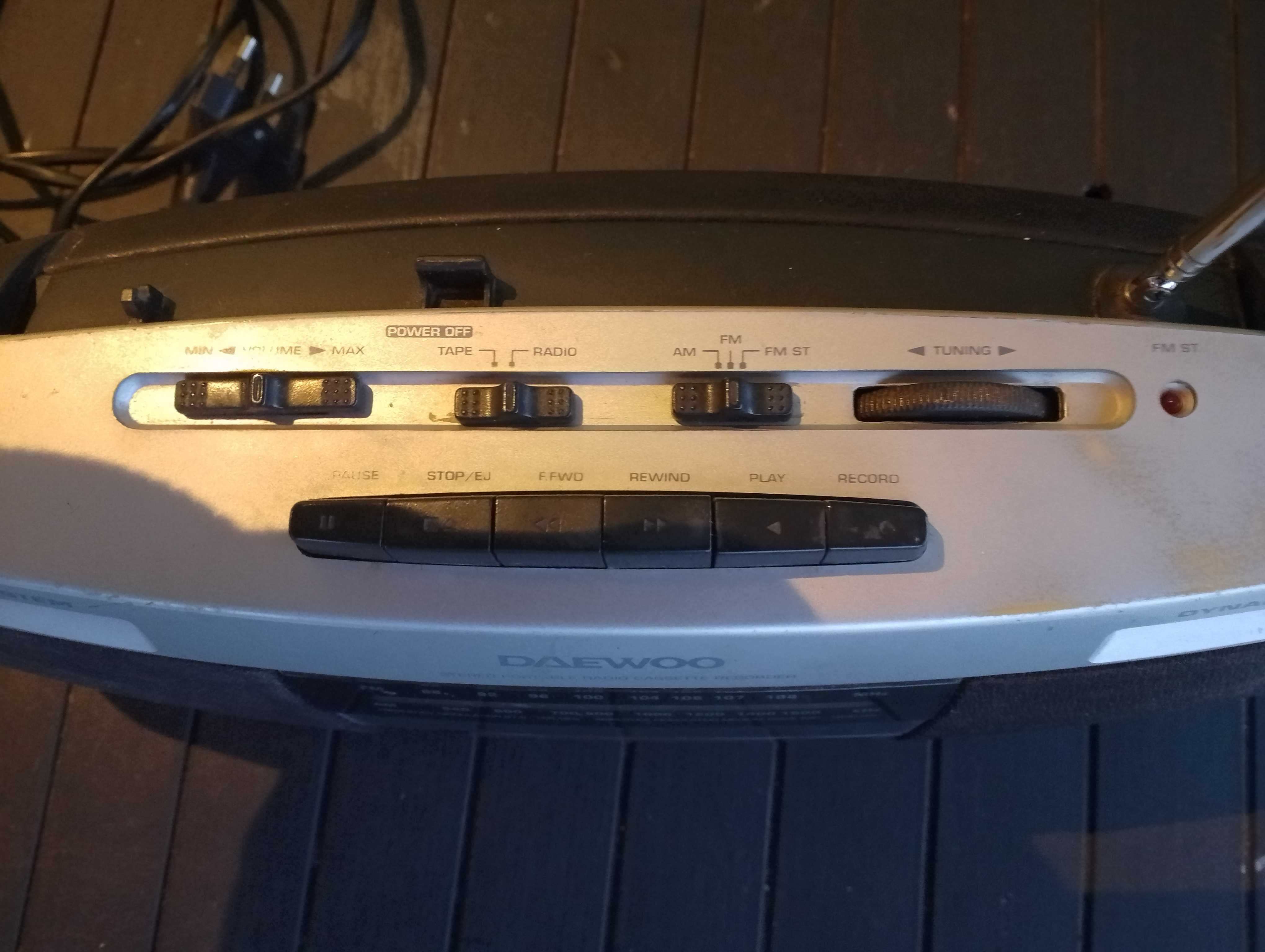DAEWOO radiomagnetofon.