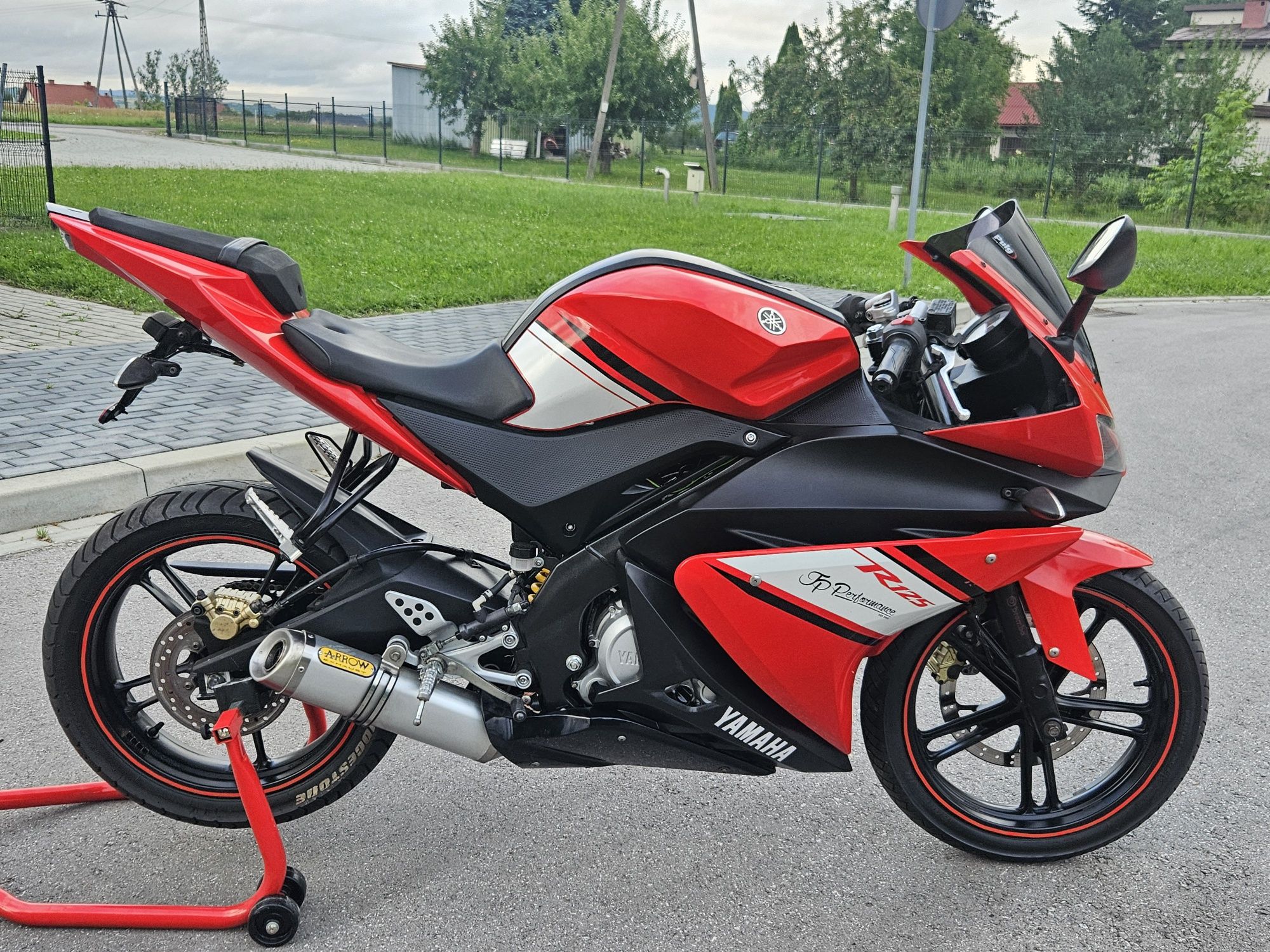 Yamaha yzf-r125 R125 ZADBANA czerwona niski przebieg